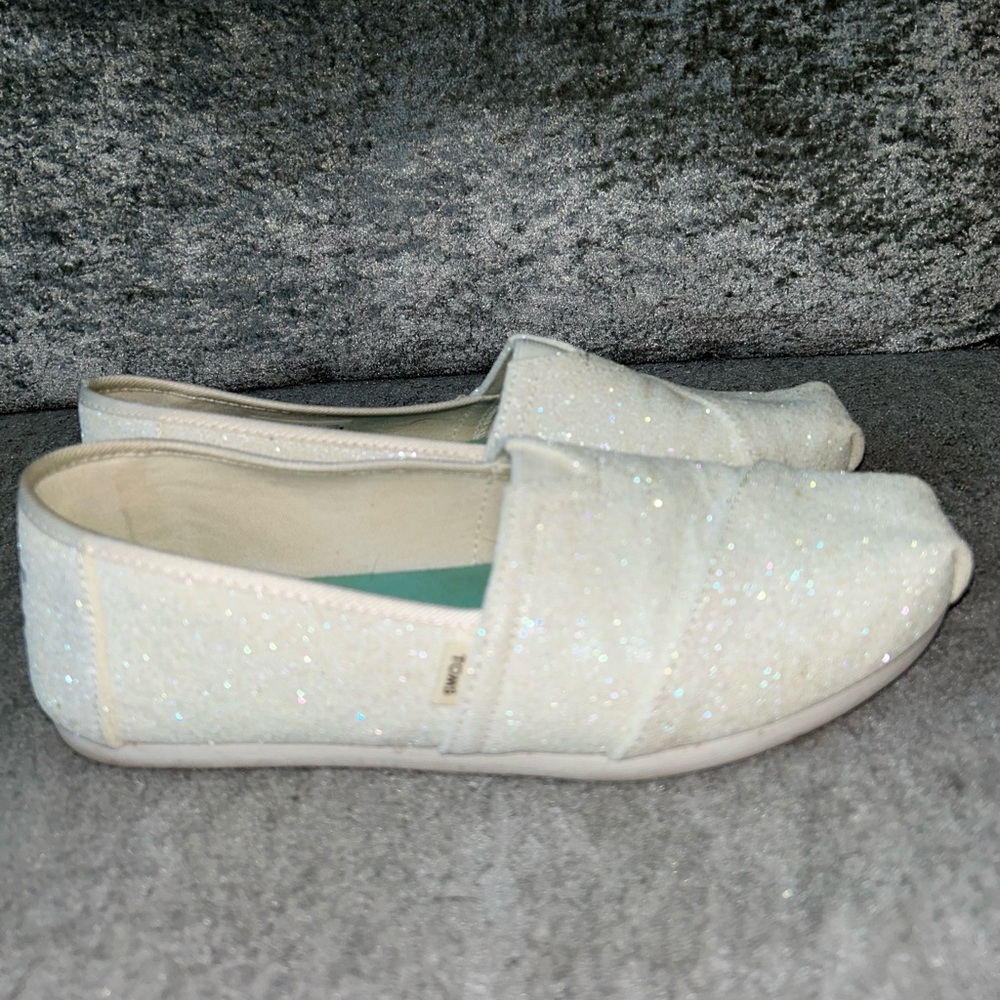 IVORY SPARKLY TOMS ✨